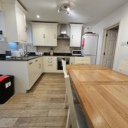 K - Charlesworth Place Holiday home London