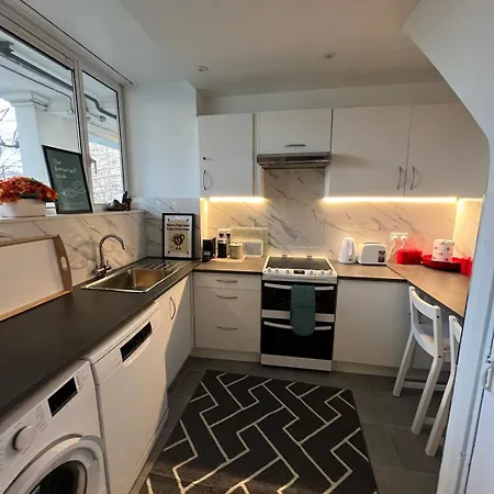 Amazing Location 2 Bed Swiss Apartment *