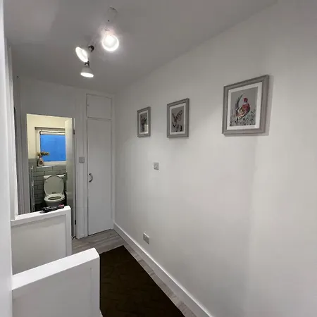 Amazing Location 2 Bed Swiss Apartment London