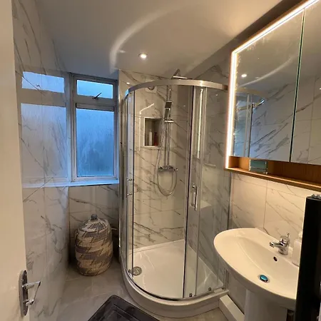 Amazing Location 2 Bed Swiss London