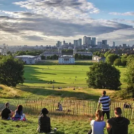 3 Bed Balcony Greenwich Retreat Apartment London