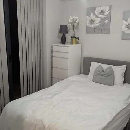 Wimbledon Tennis 15 Mins Drv Modern & Stylish 3Bed Apt Family Haven Garden-Parking! アパート *