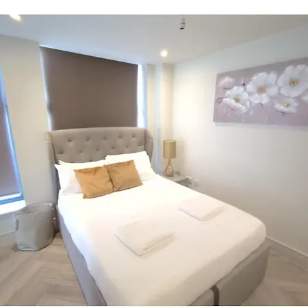 Wimbledon Tennis 15 Mins Drv Modern & Stylish 3Bed Apt Family Haven Garden-Parking! アパート *