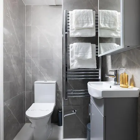 Charmstay Kensington Olympia Apartment *