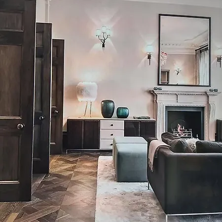 Modern With An Enviable Address Apartment *