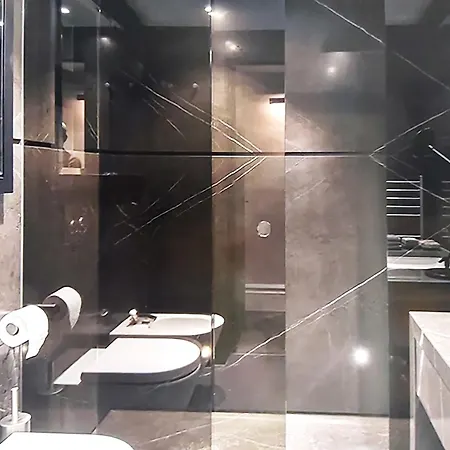 Modern With An Enviable Address Apartment *