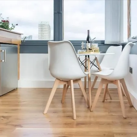 Incredible 3br Battersea Flat & Spectacular View 아파트