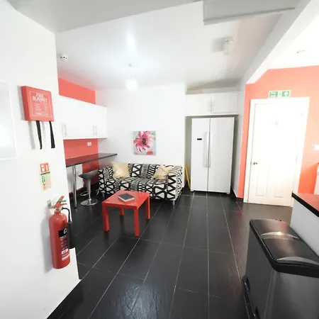 The Great Airport Place-private Bedrooms With Private Bathroom-1 Bus To Heathrow Airport-5 Minutes By Car- Helpful Advice From Our Team Harmondsworth