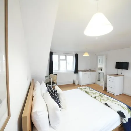 The Great Airport Place-private Bedrooms With Private Bathroom-1 Bus To Heathrow Airport-5 Minutes By Car- Helpful Advice From Our Team Privat bolig *