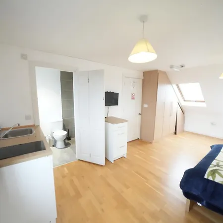 Privat bolig The Great Airport Place-private Bedrooms With Private Bathroom-1 Bus To Heathrow Airport-5 Minutes By Car- Helpful Advice From Our Team