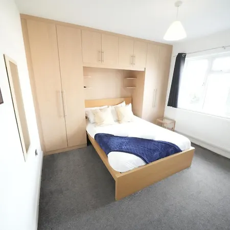 The Great Airport Place-private Bedrooms With Private Bathroom-1 Bus To Heathrow Airport-5 Minutes By Car- Helpful Advice From Our Team Privat bolig *