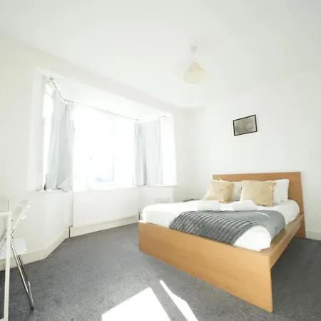 The Great Airport Place-private Bedrooms With Private Bathroom-1 Bus To Heathrow Airport-5 Minutes By Car- Helpful Advice From Our Team Privat bolig Harmondsworth