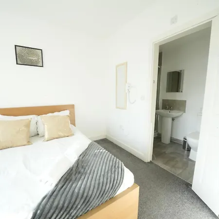 The Great Airport Place-private Bedrooms With Private Bathroom-1 Bus To Heathrow Airport-5 Minutes By Car- Helpful Advice From Our Team Privat bolig