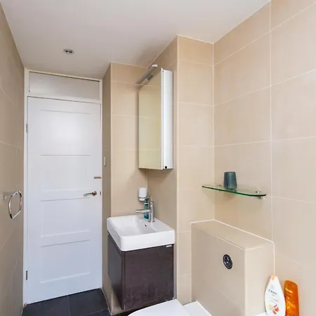 Spacious 3 Bedroom In Old Street *