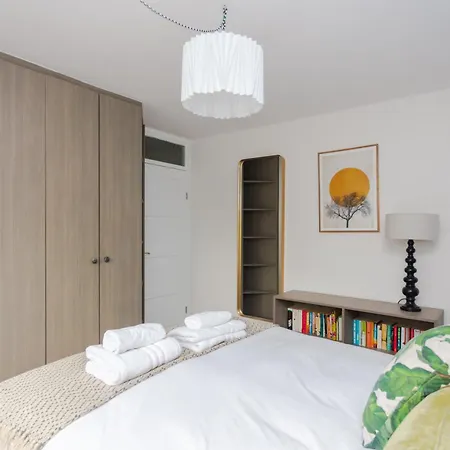 Spacious 3 Bedroom In Old Street Apartment