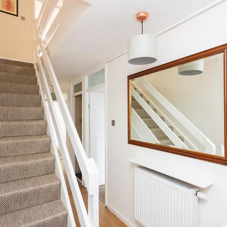 Spacious 3 Bedroom In Old Street Apartment *