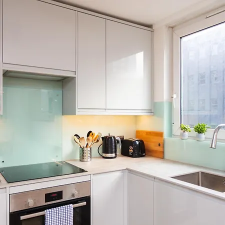 Spacious 3 Bedroom In Old Street Apartment London