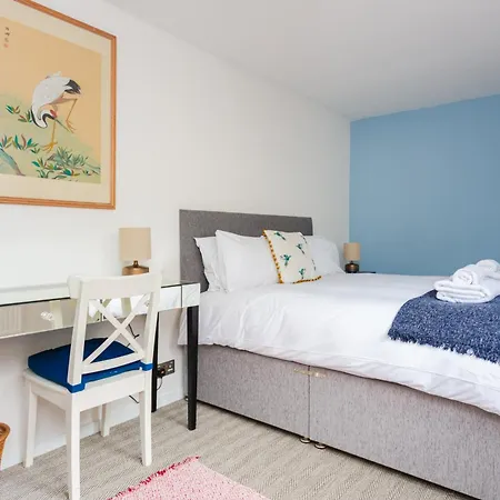Spacious 3 Bedroom In Old Street *