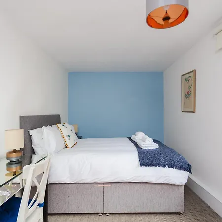 Spacious 3 Bedroom In Old Street Londýn
