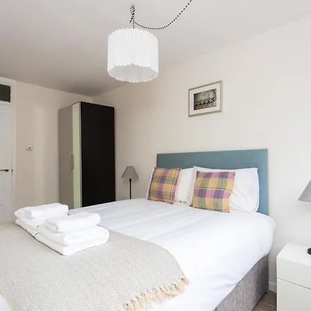 Spacious 3 Bedroom In Old Street * London