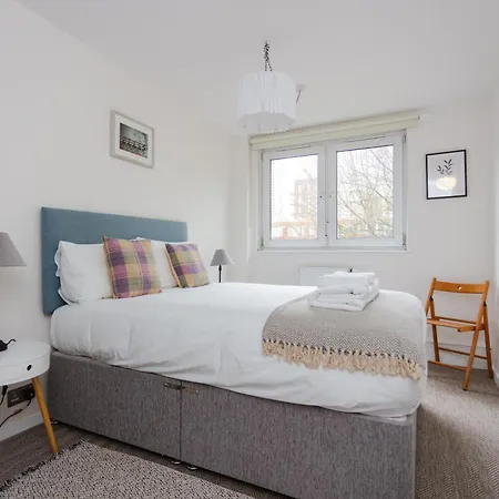 Spacious 3 Bedroom In Old Street