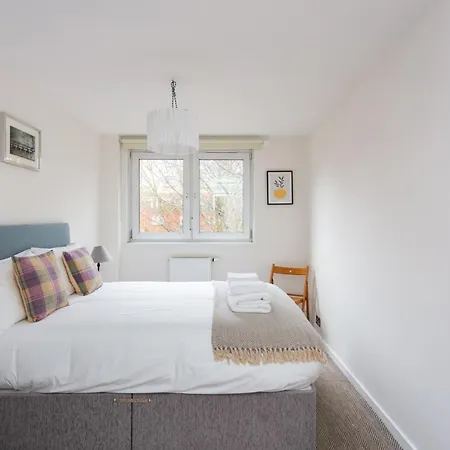 Spacious 3 Bedroom In Old Street Apartment
