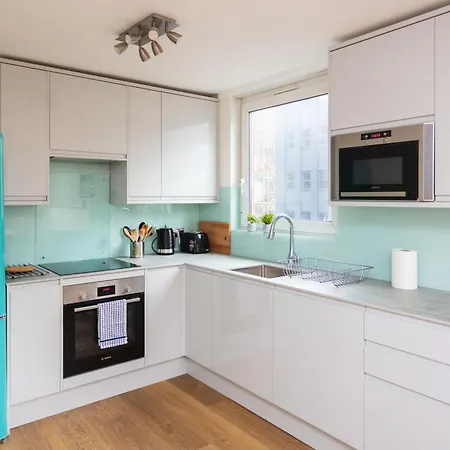 Spacious 3 Bedroom In Old Street Apartment *