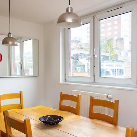 Spacious 3 Bedroom In Old Street Apartment