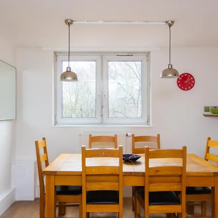 Spacious 3 Bedroom In Old Street Apartment *