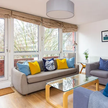 Spacious 3 Bedroom In Old Street London
