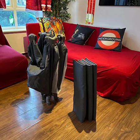 2 Bed 2 Bath - Free Parking - 3min Walk To The Train Station - 19min To Liverpool Street 5min To Victoria Line 1gb Broadband Super Fast Internet Ground Floor 100s Of Shops Restaurants Bakeries 24-hour Asda Superst