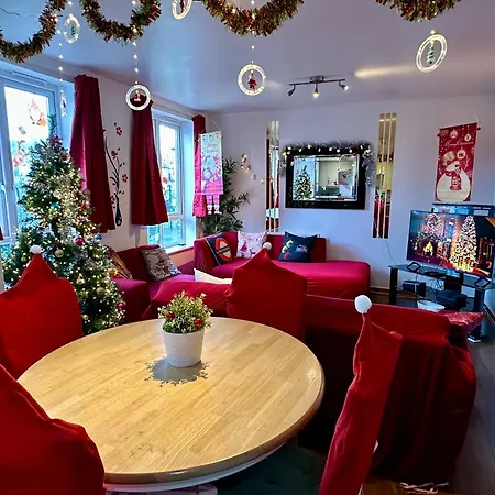 Apartamento 2 Bed 2 Bath - Free Parking - 3min Walk To The Train Station - 19min To Liverpool Street 5min To Victoria Line 1gb Broadband Super Fast Internet Ground Floor 100s Of Shops Restaurants Bakeries 24-hour Asda Superst *