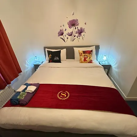Apartamento 2 Bed 2 Bath - Free Parking - 3min Walk To The Train Station - 19min To Liverpool Street 5min To Victoria Line 1gb Broadband Super Fast Internet Ground Floor 100s Of Shops Restaurants Bakeries 24-hour Asda Superst Londres
