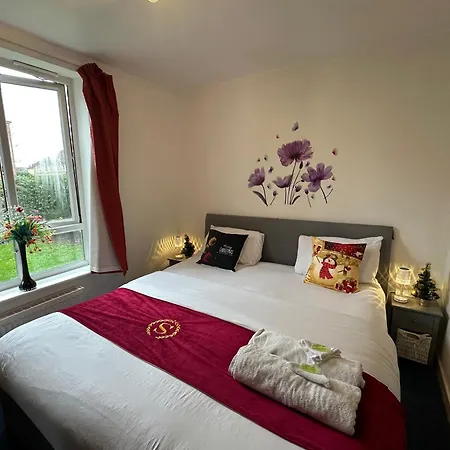 2 Bed 2 Bath - Free Parking - 3min Walk To The Train Station - 19min To Liverpool Street 5min To Victoria Line 1gb Broadband Super Fast Internet Ground Floor 100s Of Shops Restaurants Bakeries 24-hour Asda Superst
