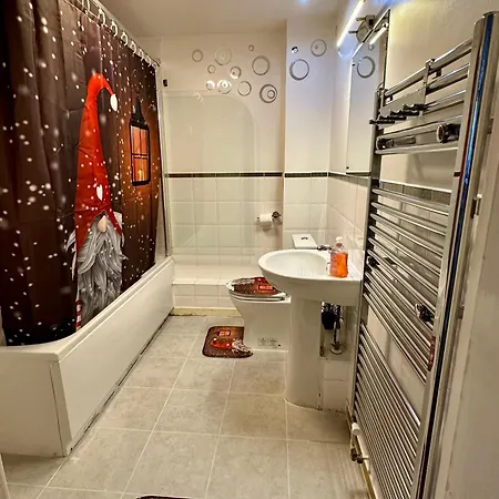2 Bed 2 Bath - Free Parking - 3min Walk To The Train Station - 19min To Liverpool Street 5min To Victoria Line 1gb Broadband Super Fast Internet Ground Floor 100s Of Shops Restaurants Bakeries 24-hour Asda Superst Londres