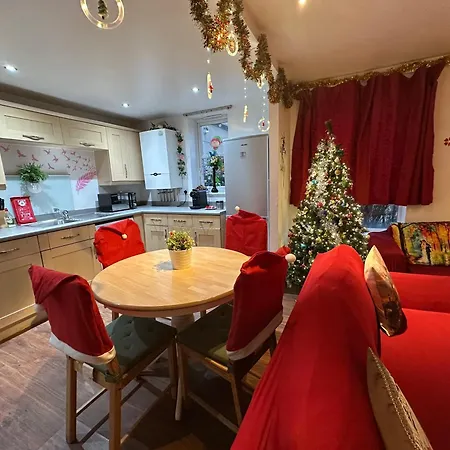 2 Bed 2 Bath - Free Parking - 3min Walk To The Train Station - 19min To Liverpool Street 5min To Victoria Line 1gb Broadband Super Fast Internet Ground Floor 100s Of Shops Restaurants Bakeries 24-hour Asda Superst Apartamento Londres