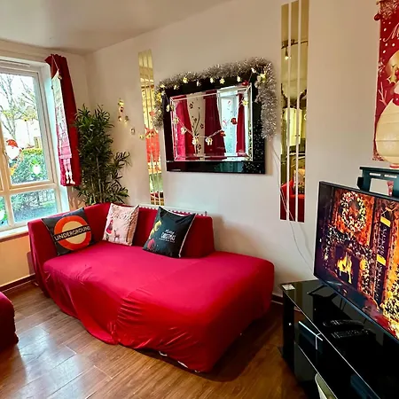 2 Bed 2 Bath - Free Parking - 3min Walk To The Train Station - 19min To Liverpool Street 5min To Victoria Line 1gb Broadband Super Fast Internet Ground Floor 100s Of Shops Restaurants Bakeries 24-hour Asda Superst * Londres