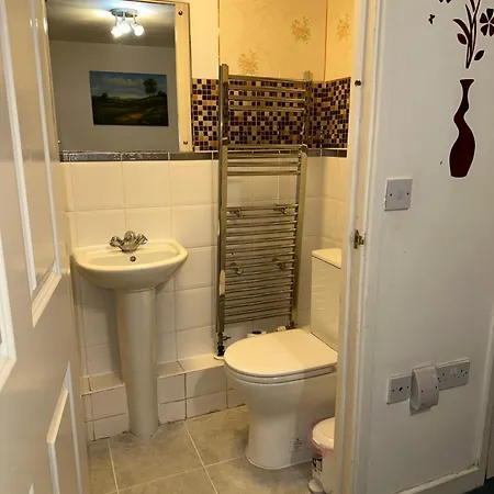 Apartamento 2 Bed 2 Bath - Free Parking - 3min Walk To The Train Station - 19min To Liverpool Street 5min To Victoria Line 1gb Broadband Super Fast Internet Ground Floor 100s Of Shops Restaurants Bakeries 24-hour Asda Superst *
