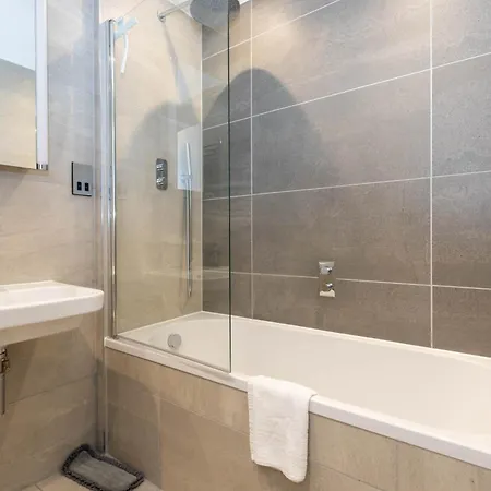 Tranquil & Stylish 1 Bedroom Flat With Private Balcony * London