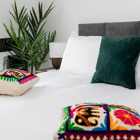 Tranquil & Stylish 1 Bedroom Flat With Private Balcony Apartment