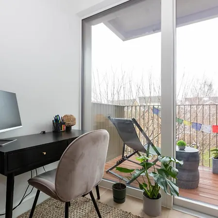 Tranquil & Stylish 1 Bedroom Flat With Private Balcony Apartment