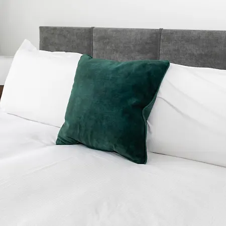 Tranquil & Stylish 1 Bedroom Flat With Private Balcony *