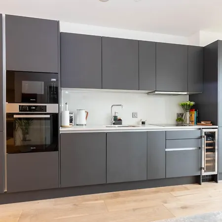 Tranquil & Stylish 1 Bedroom Flat With Private Balcony London