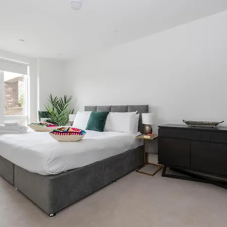 Apartment Tranquil & Stylish 1 Bedroom Flat With Private Balcony *