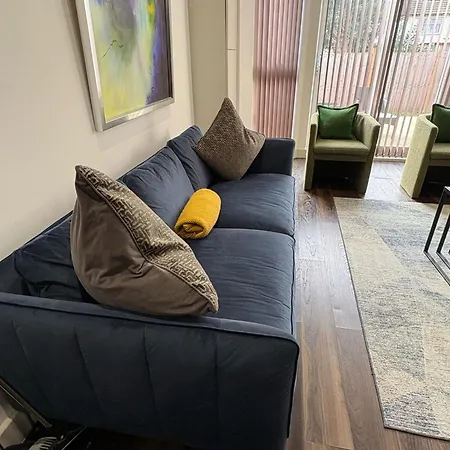 Star Finchley Road 3-bed Escape With Garden *