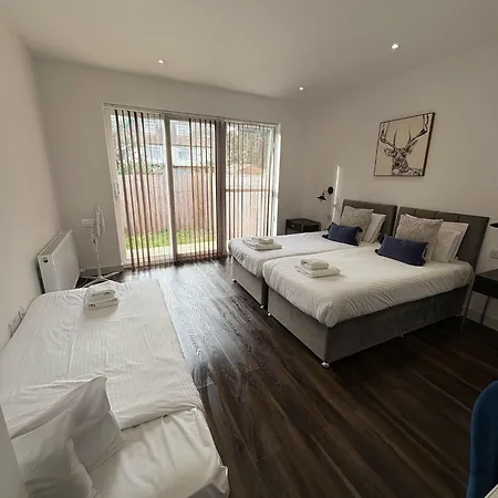 Star Finchley Road 3-bed Escape With Garden * London