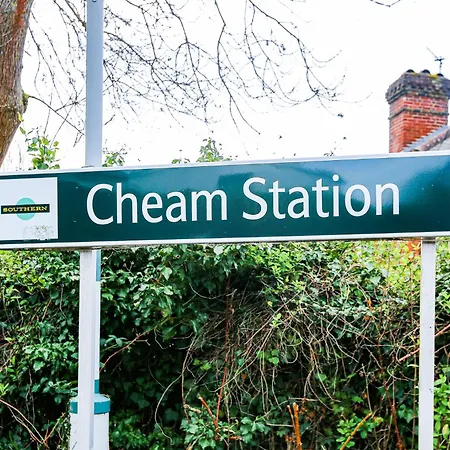 Hybrid Resi - Cheam, Sutton Near Wimbledon With Onsite Car Parking *