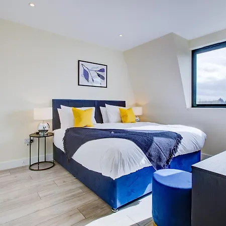 Hybrid Resi - Cheam, Sutton Near Wimbledon With Onsite Car Parking Cheam