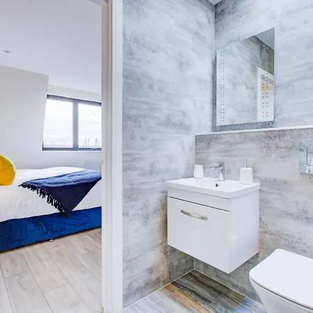 Apartment Hybrid Resi - Cheam, Sutton Near Wimbledon With Onsite Car Parking Cheam