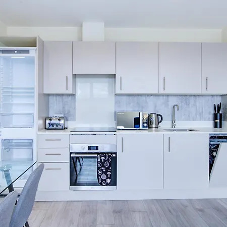 Hybrid Resi - Cheam, Sutton Near Wimbledon With Onsite Car Parking Cheam